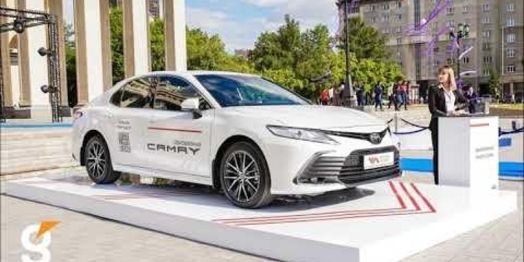 Автоподиум для «обновлённой» Toyota Camry, и интерактивный киоск Dedal IM 22